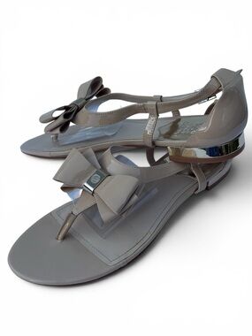 Vince Camuto Harmoni Women’s 
Nude Patent Leather Bow
Sandals Size: 10